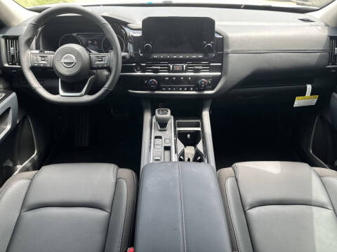 2025 Nissan Pathfinder SL