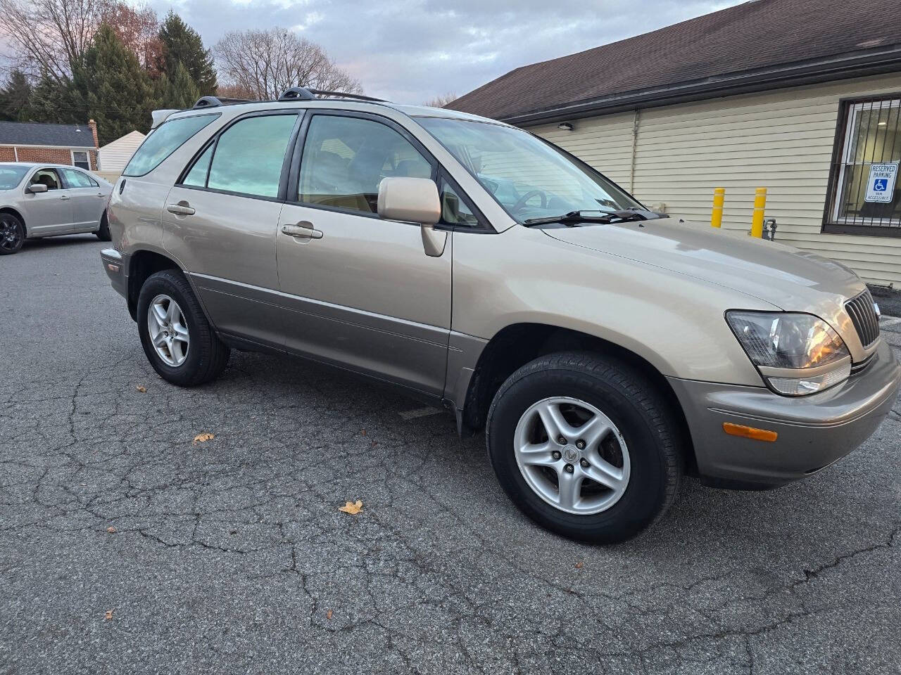 2000 Lexus RX 300 for sale at QUEENSGATE AUTO SALES in York, PA