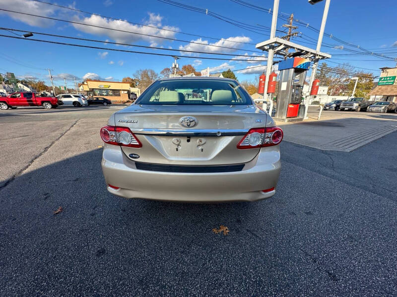 2011 Toyota Corolla LE photo 4