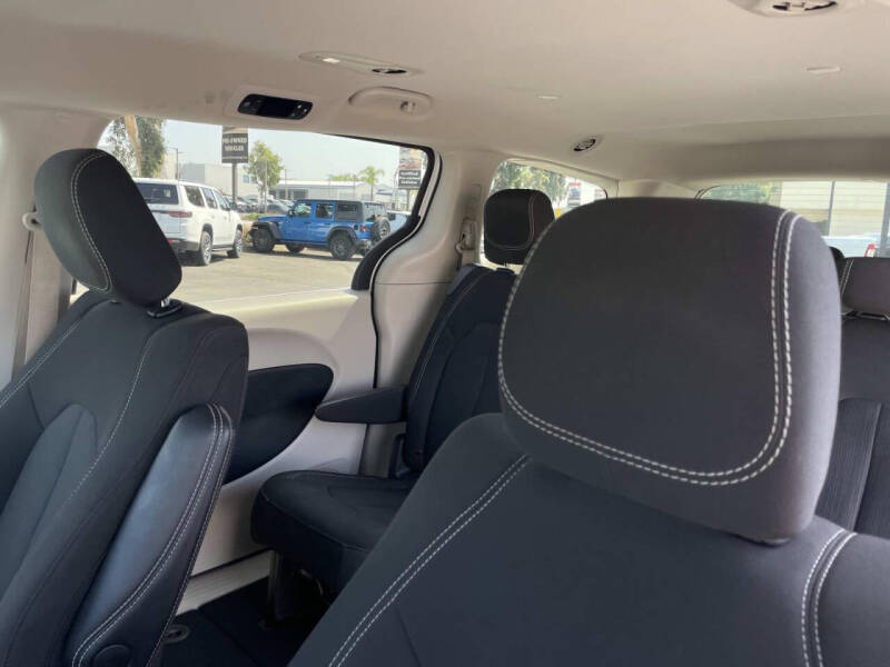 2023 Chrysler Voyager LX