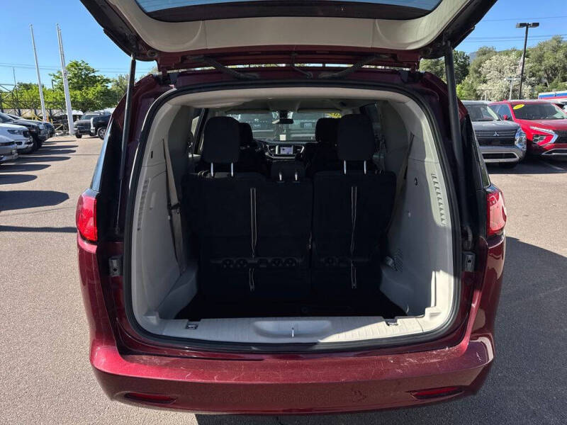2022 Chrysler Voyager LX