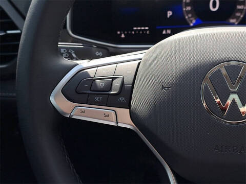 2025 Volkswagen Taos SE Black