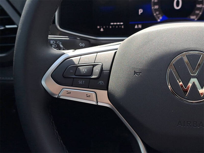 2025 Volkswagen Taos SE Black