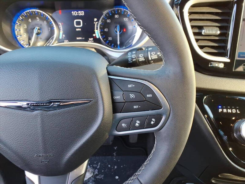 2025 Chrysler Pacifica Select