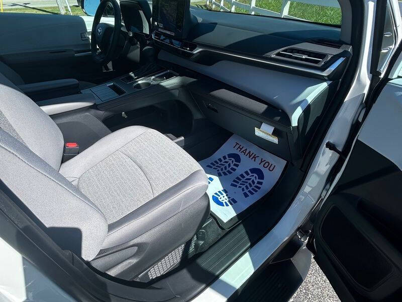 2025 Toyota Sienna LE 8-Passenger