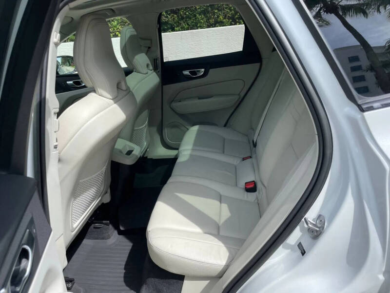 2023 Volvo XC60 B5 Plus Dark Theme