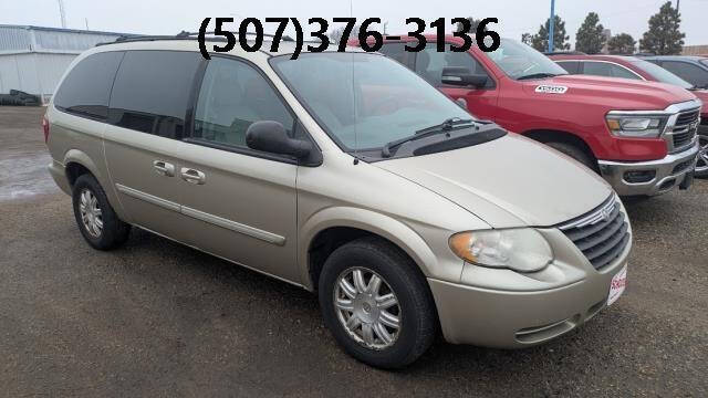 2005 Chrysler Town & Country Touring's photo