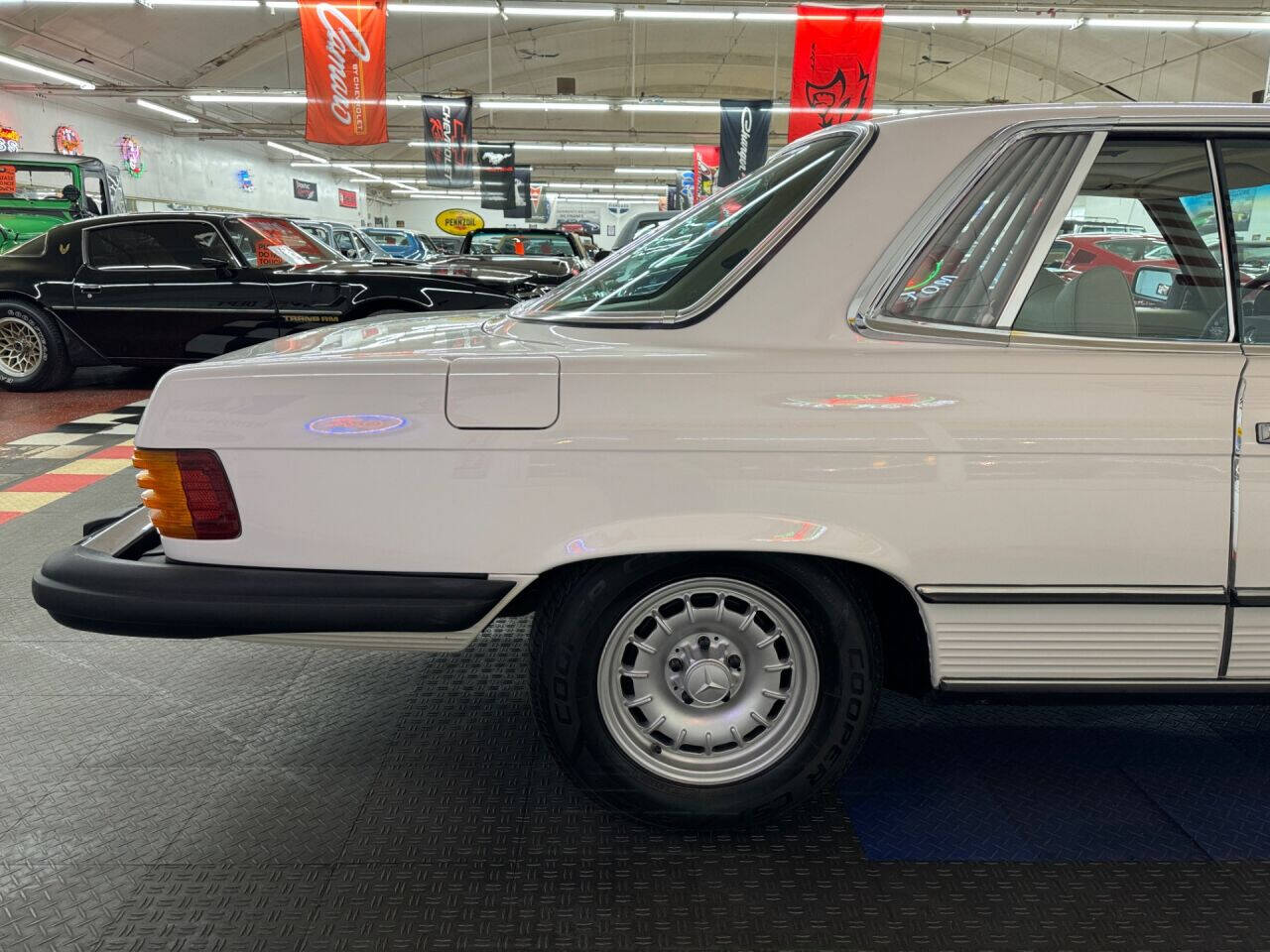 1977 Mercedes-Benz 450-Class 22