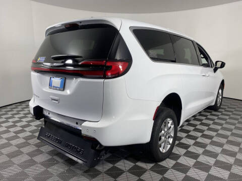 2024 Chrysler Pacifica Touring