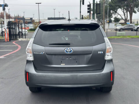 2012 Toyota Prius v Three