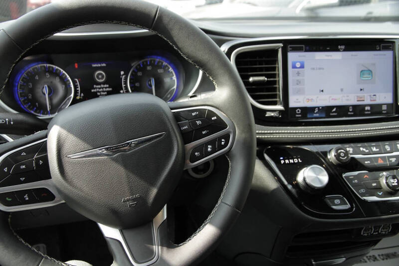 2025 Chrysler Pacifica Select
