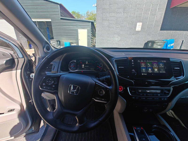 2020 Honda Pilot Touring w/Rear Captain's Chairs