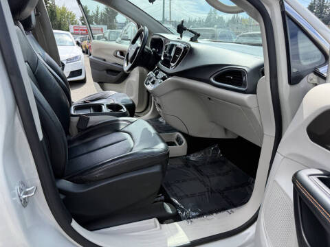 2017 Chrysler Pacifica Touring-L