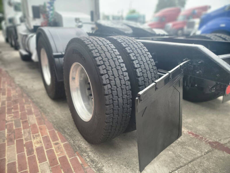 2015 Kenworth T-680 Day Cab