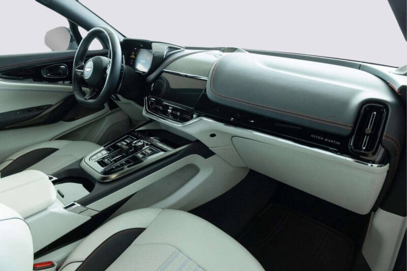 2025 Aston Martin DBX 707