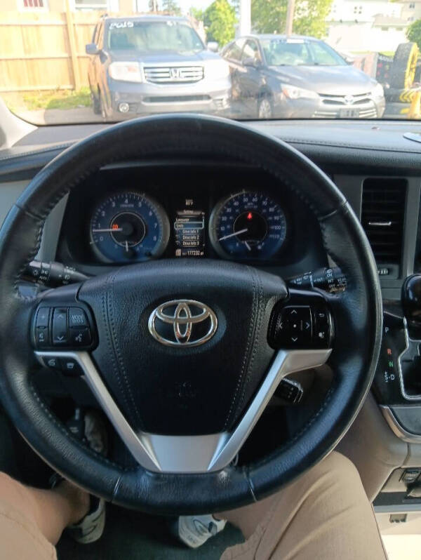 2017 Toyota Sienna XLE Premium 7-Passenger