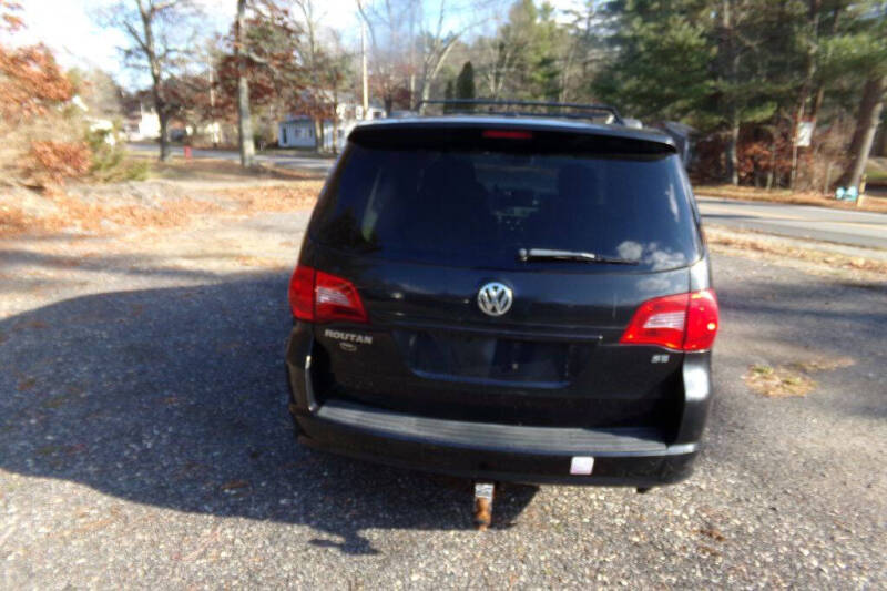 2011 Volkswagen Routan SE photo 6