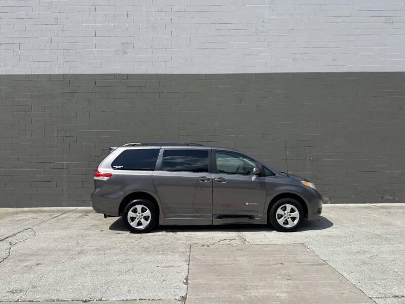 2014 Toyota Sienna LE 7-Passenger Auto Access Seat