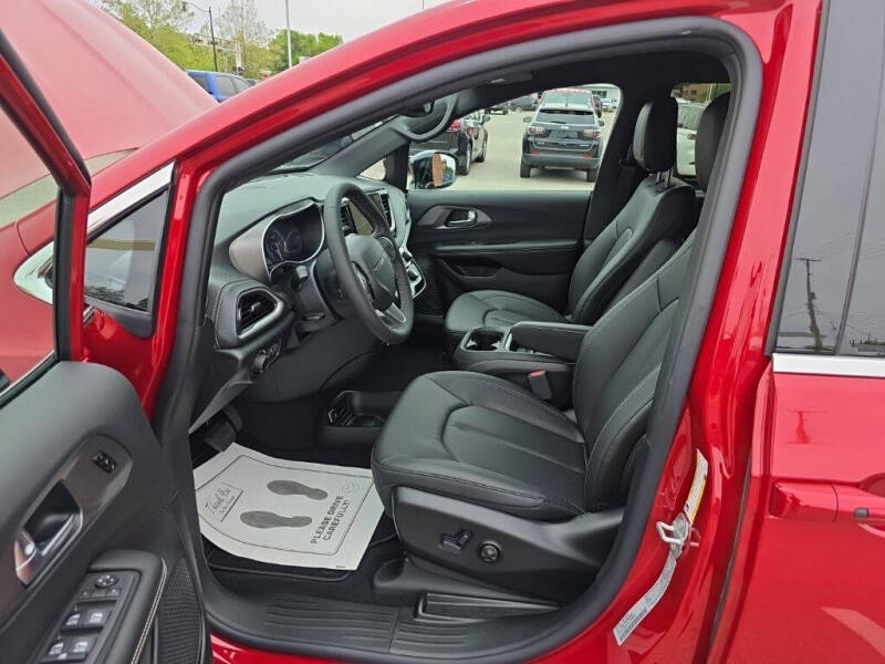 2027 Chrysler Pacifica Select
