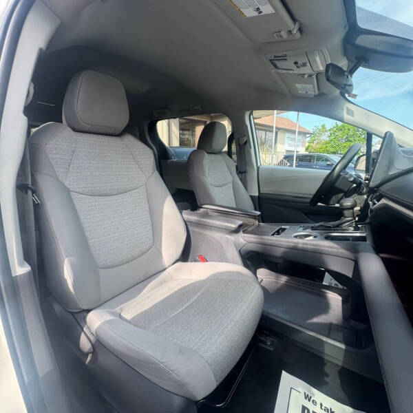 2022 Toyota Sienna LE 8-Passenger