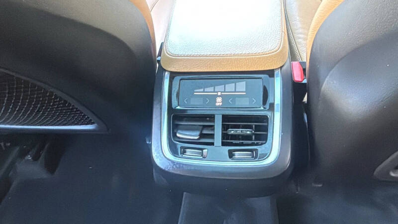 2017 Volvo XC90 T6 Momentum