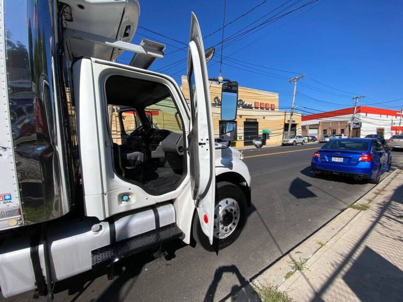 2005 Freightliner M2 106