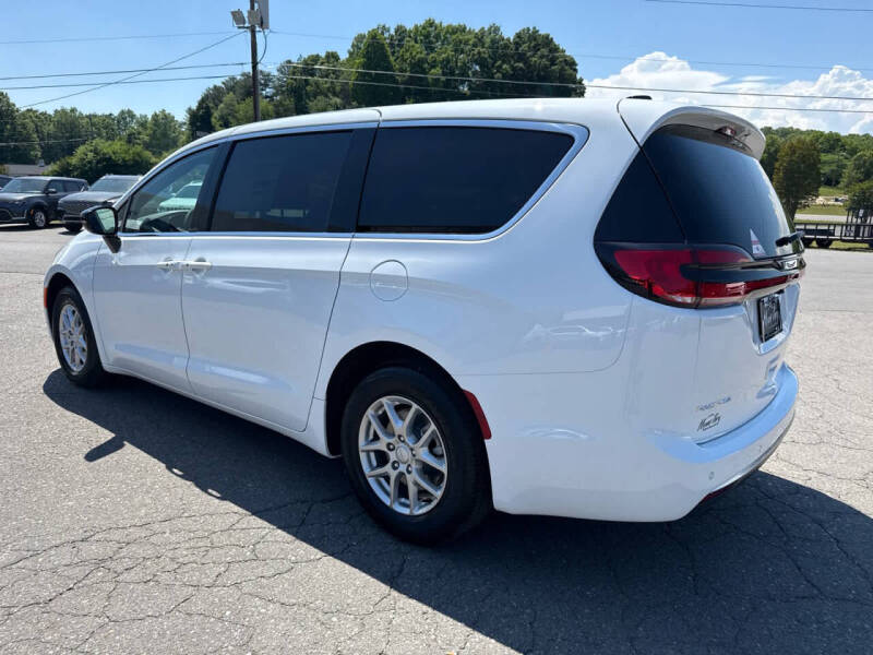 2027 Chrysler Pacifica Select