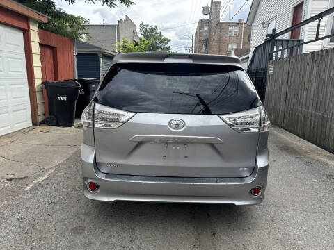 2011 Toyota Sienna SE 8-Passenger