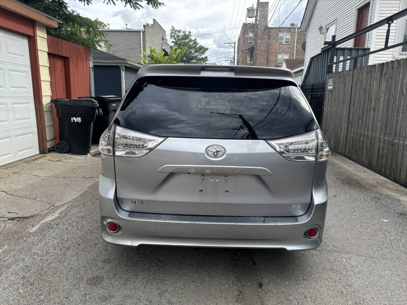 2011 Toyota Sienna SE 8-Passenger