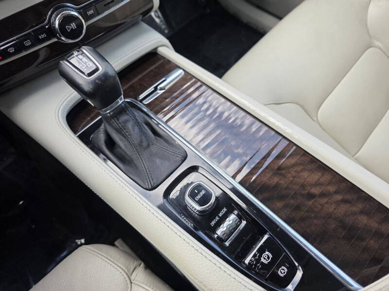 2016 Volvo XC90 T6 Momentum