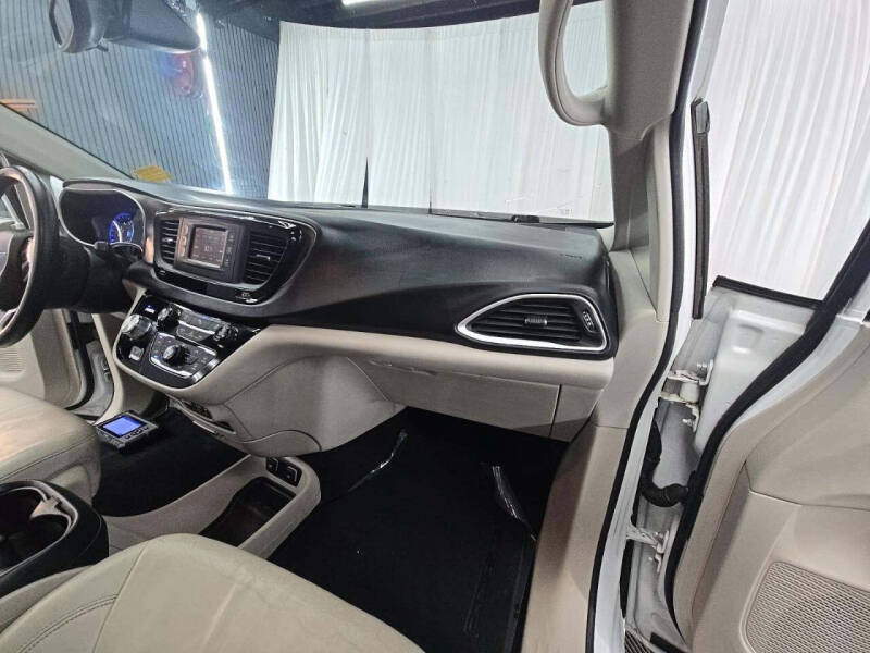 2017 Chrysler Pacifica Touring-L