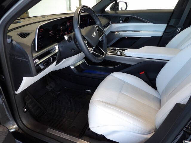 2024 Cadillac LYRIQ Luxury 2