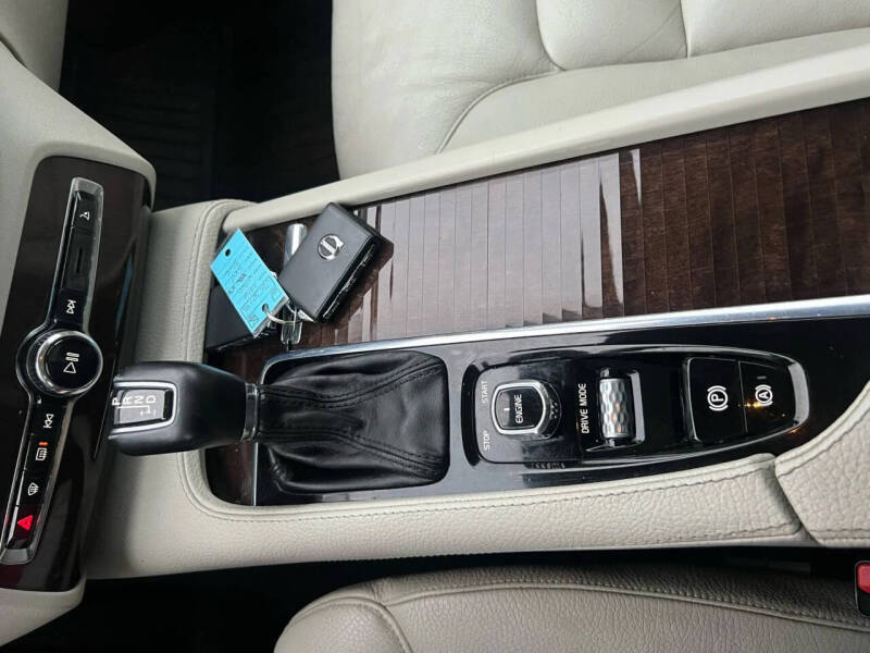 2016 Volvo XC90 T6 Momentum