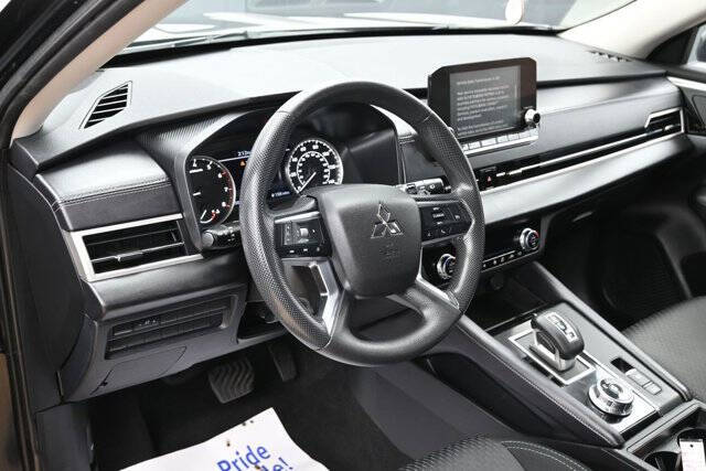 2024 Mitsubishi Outlander ES