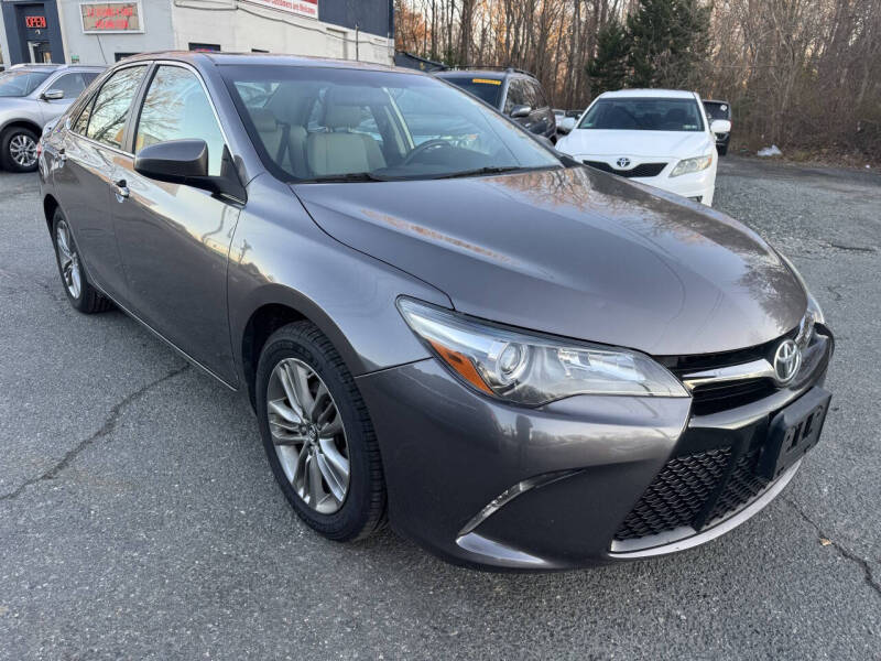 2017 Toyota Camry SE's photo