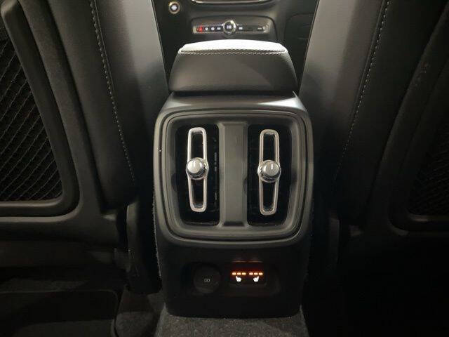 2025 Volvo XC40 B5 Plus Bright Theme