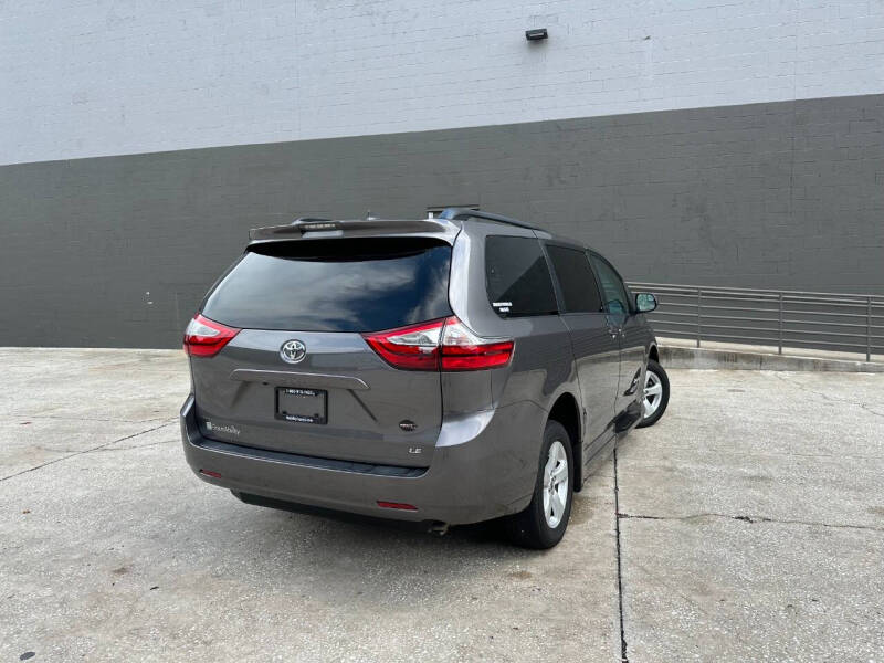 2018 Toyota Sienna LE Mobility 7-Passenger