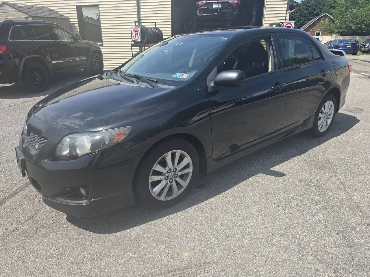 2009 Toyota Corolla for sale at QUEENSGATE AUTO SALES in York, PA