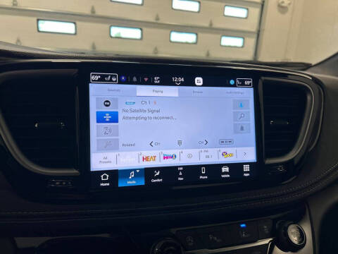 2027 Chrysler Pacifica Select