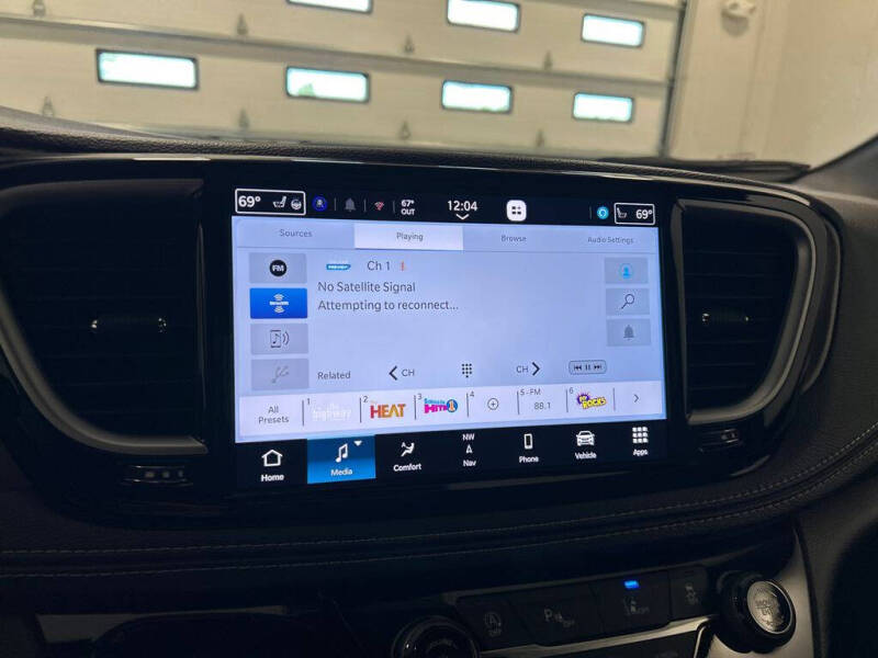 2027 Chrysler Pacifica Select