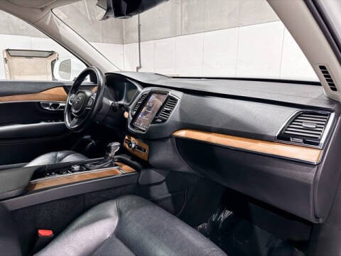 2021 Volvo XC90 T6 Momentum 7-Passenger