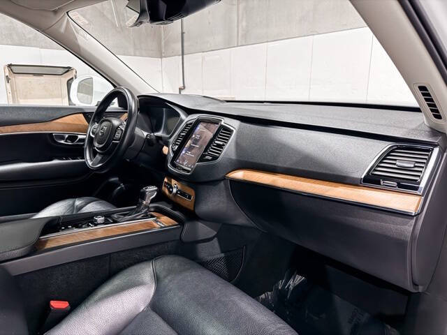 2021 Volvo XC90 T6 Momentum 7-Passenger