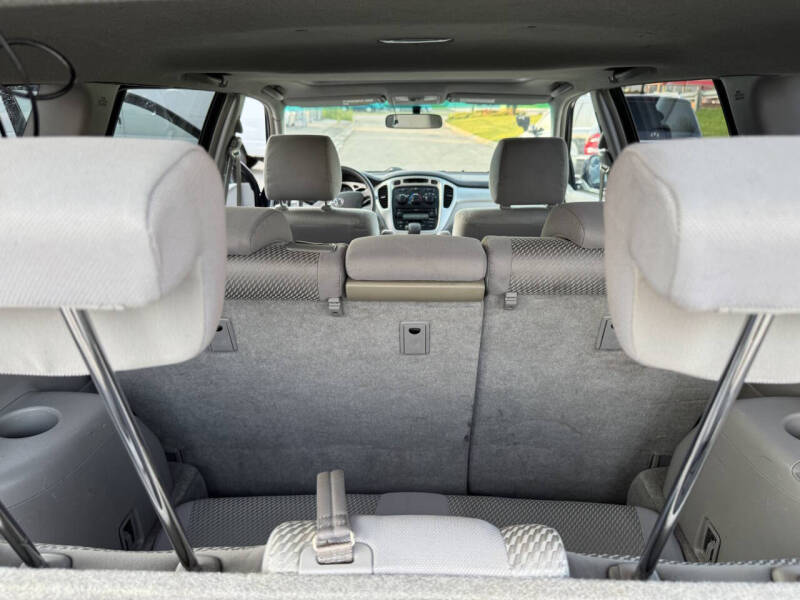 2005 Toyota Highlander Base photo 11