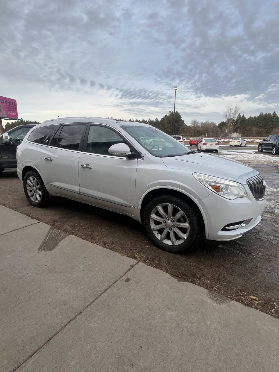 Off white 2017 Buick Enclave Premium AWD Premium 4dr Crossover 1