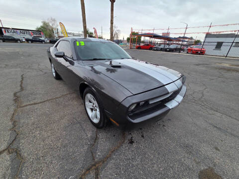2013 Dodge Challenger SXT Photo