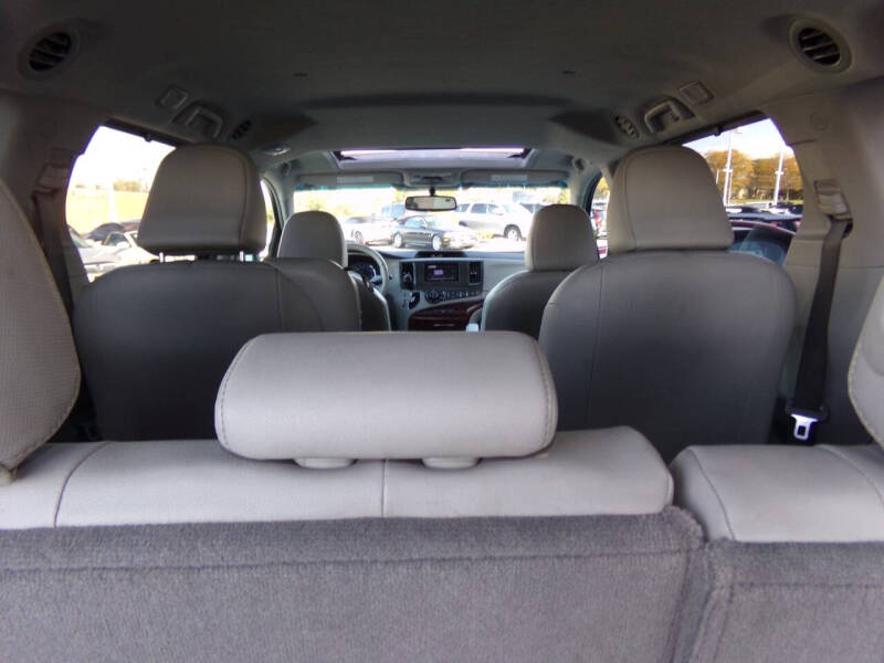 2011 Toyota Sienna XLE 7-Passenger Auto Access Seat