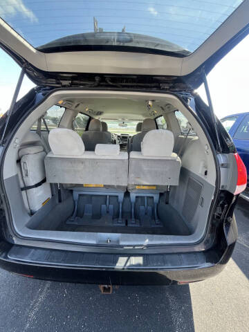 2013 Toyota Sienna LE 8-Passenger