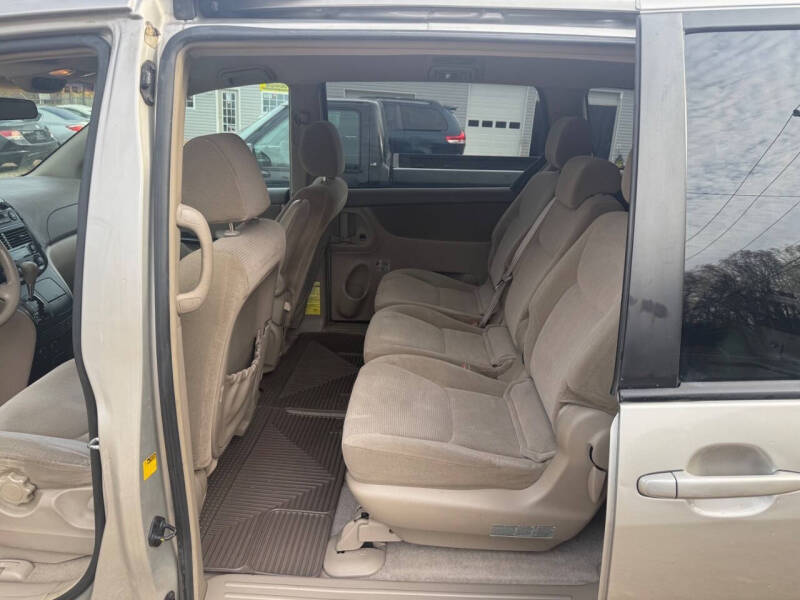 2004 Toyota Sienna LE 8 Passenger