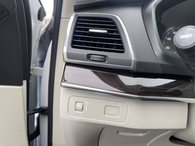 2019 Volvo XC90 T5 Momentum