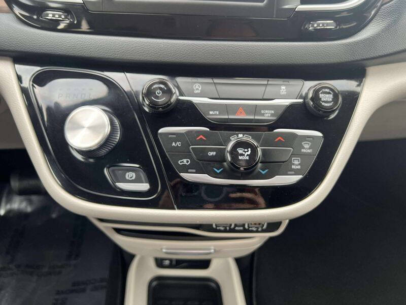 2024 Chrysler Voyager LX